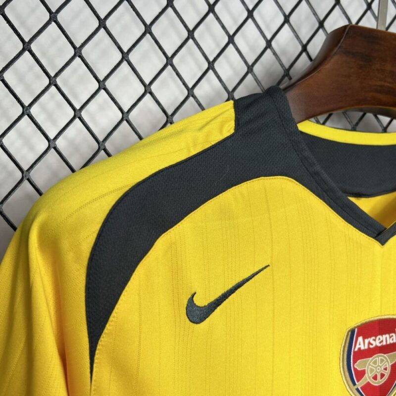 Arsenal 2005/06 Away Retro Jersey - Image 5