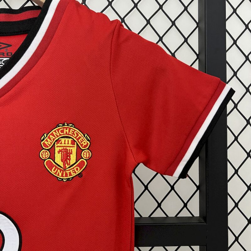 Manchester United 2000/02 Home Kids Retro Jersey And Shorts - Image 7