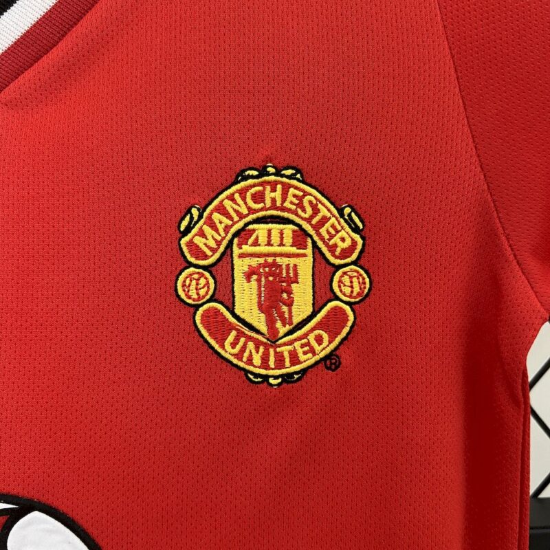 Manchester United 2000/02 Home Kids Retro Jersey And Shorts - Image 6