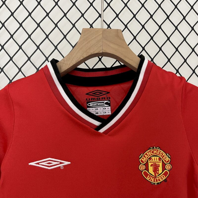 Manchester United 2000/02 Home Kids Retro Jersey And Shorts - Image 5