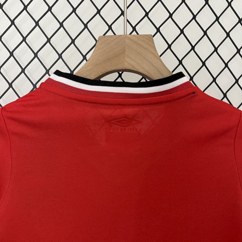 Manchester United 2000/02 Home Kids Retro Jersey And Shorts - Image 4