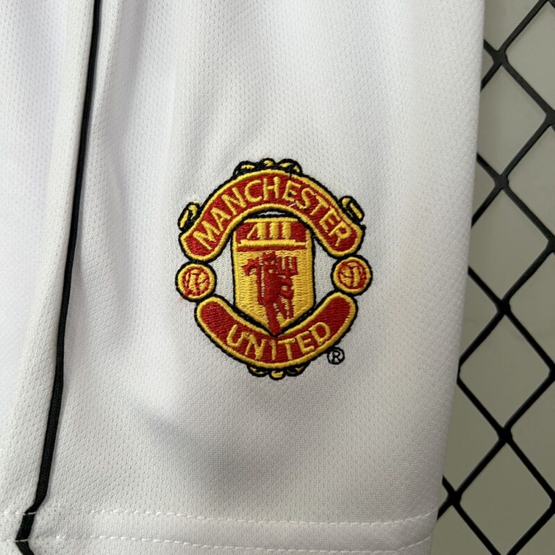 Manchester United 2000/02 Home Kids Retro Jersey And Shorts - Image 3