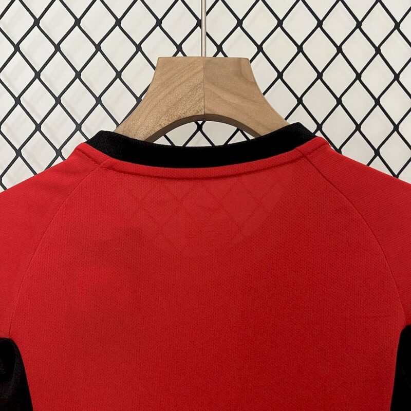 Manchester United 2002/04 Home Kids Retro Jersey And Shorts - Image 5