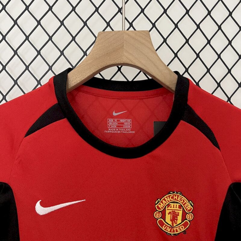 Manchester United 2002/04 Home Kids Retro Jersey And Shorts - Image 4