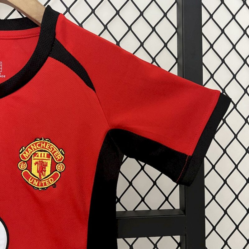 Manchester United 2002/04 Home Kids Retro Jersey And Shorts - Image 3