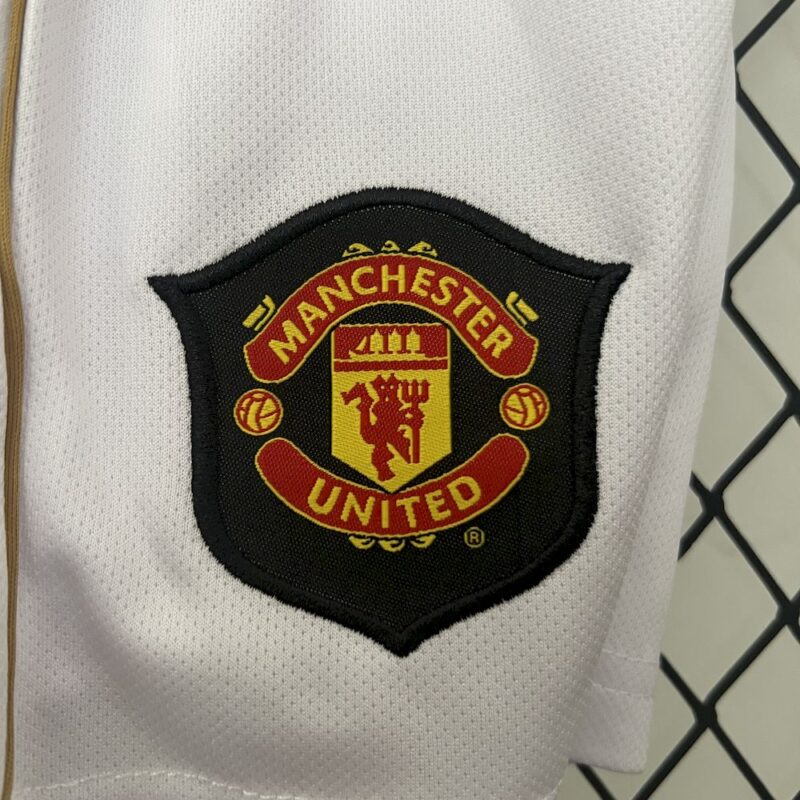 Manchester United 2006/07 Home Kids Retro Jersey And Shorts - Image 8