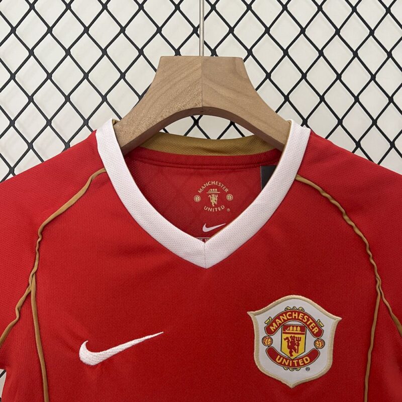 Manchester United 2006/07 Home Kids Retro Jersey And Shorts - Image 4
