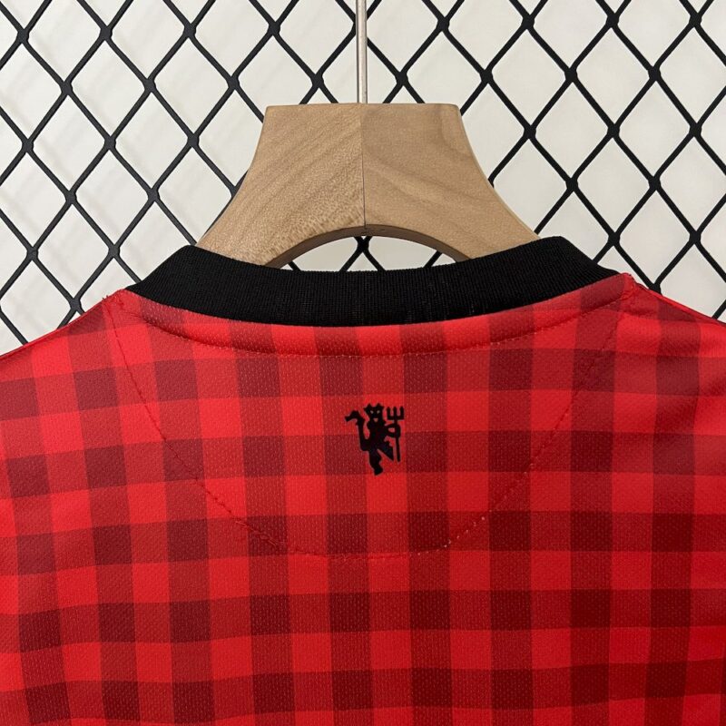 Manchester United 2012/13 Home Kids Retro Jersey And Shorts - Image 7