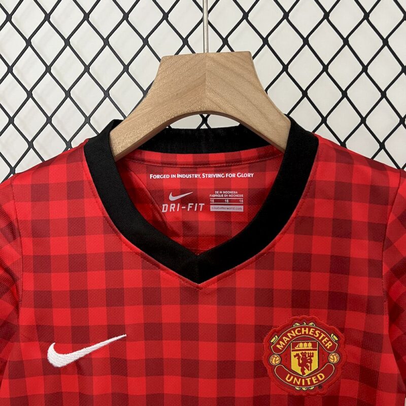 Manchester United 2012/13 Home Kids Retro Jersey And Shorts - Image 6