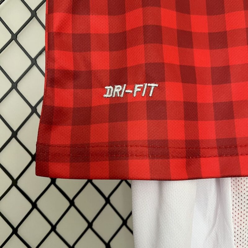 Manchester United 2012/13 Home Kids Retro Jersey And Shorts - Image 5