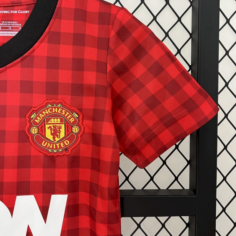 Manchester United 2012/13 Home Kids Retro Jersey And Shorts - Image 4