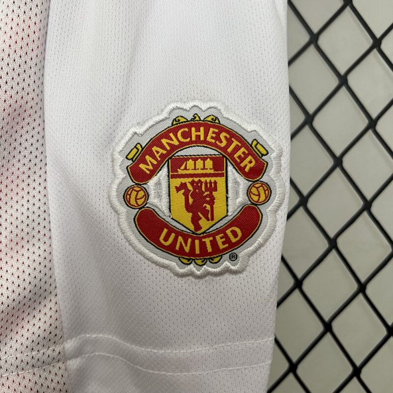 Manchester United 2012/13 Home Kids Retro Jersey And Shorts - Image 3