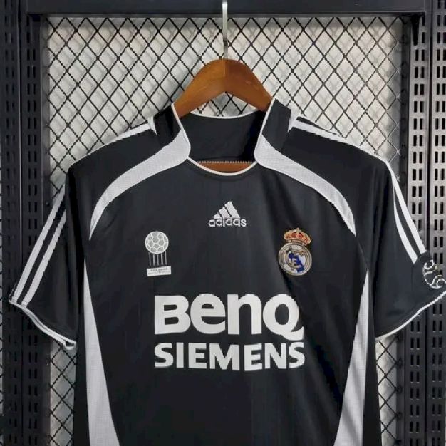 Real Madrid 2006/07 Away Retro Jersey - Image 6
